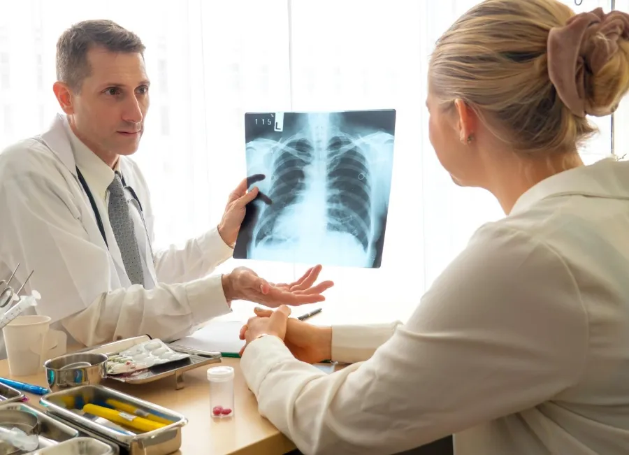 Patientin liegt in einem modernen Magnetresonanztomographen für eine medizinische Untersuchung.