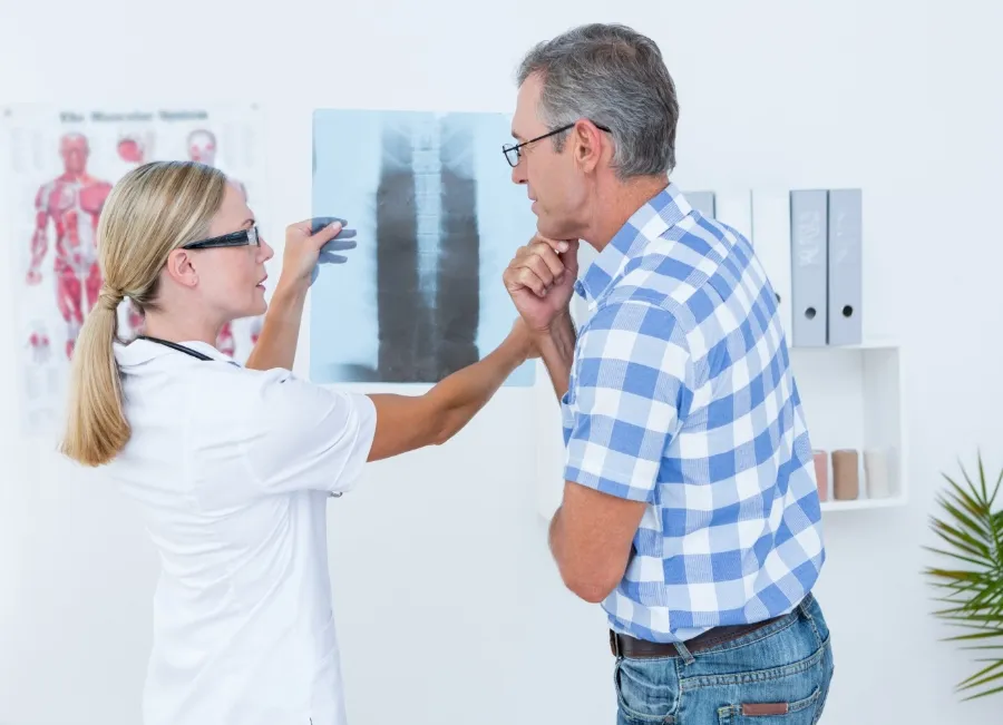 Patientin liegt in einem modernen Magnetresonanztomographen für eine medizinische Untersuchung.